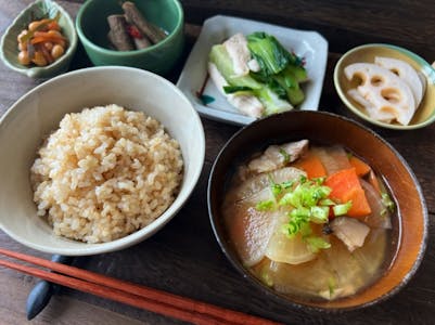 減塩食を続けるポイントとは？健康への効果や食塩の摂取目標量も紹介