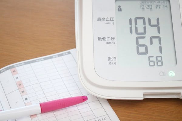 血圧測定器と記録表