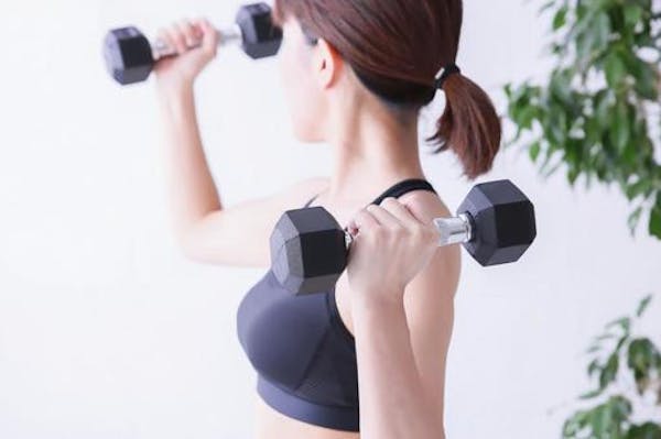 ダンベルで筋トレする女性