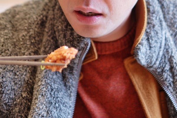 とんかつを食べる男性
