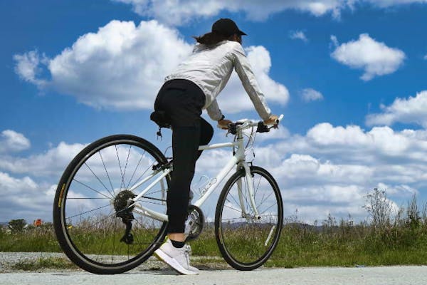 サイクリング中の女性