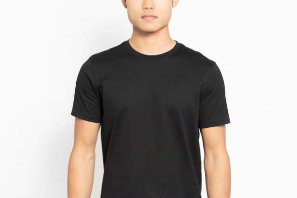 黒いTシャツを着た男性