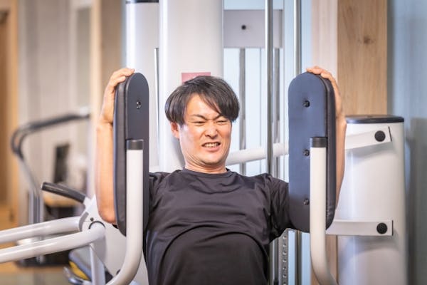 きつそうな顔で筋トレする男性