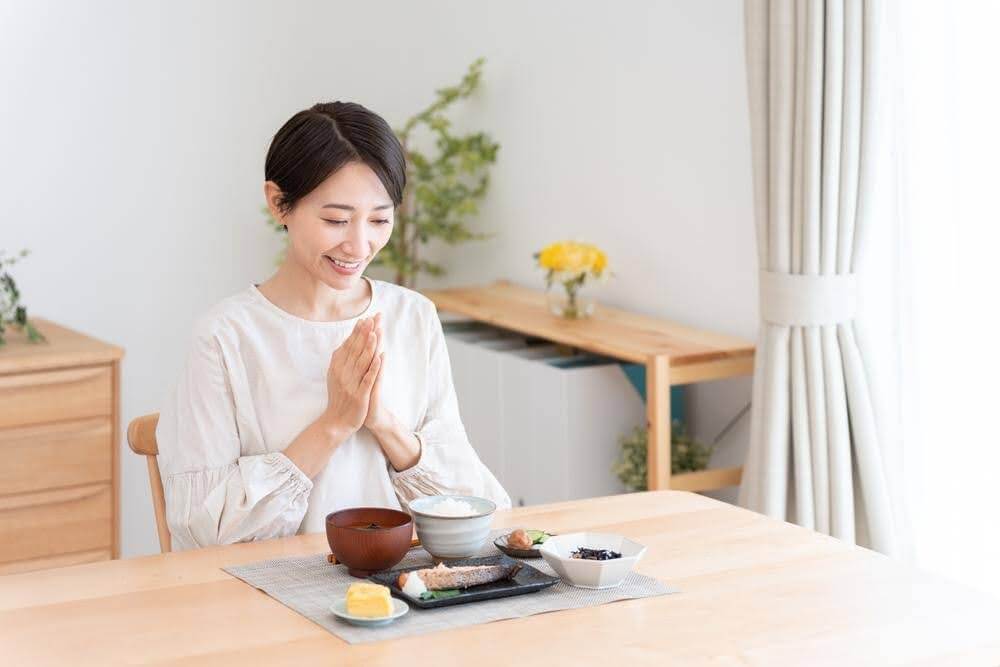 女性が食事をしようとしている