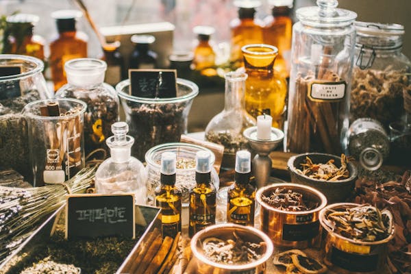 スパイスや漢方薬のような瓶