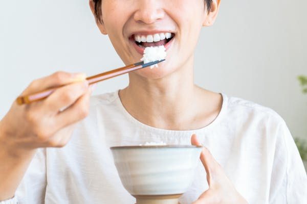 白米を食べようとしている人の口元