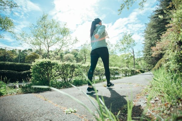 ウォーキングをしている女性