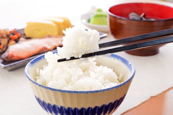 白米をお箸で食べているところ