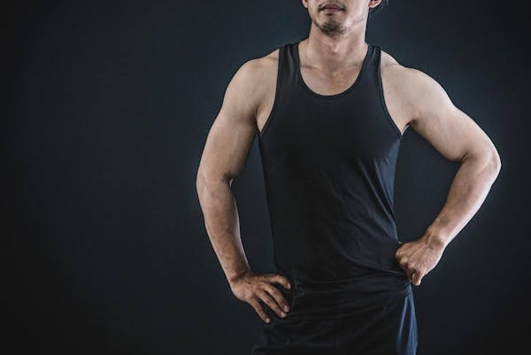 筋肉質な男性