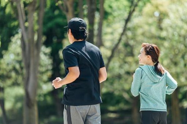 笑顔でジョギングする男女