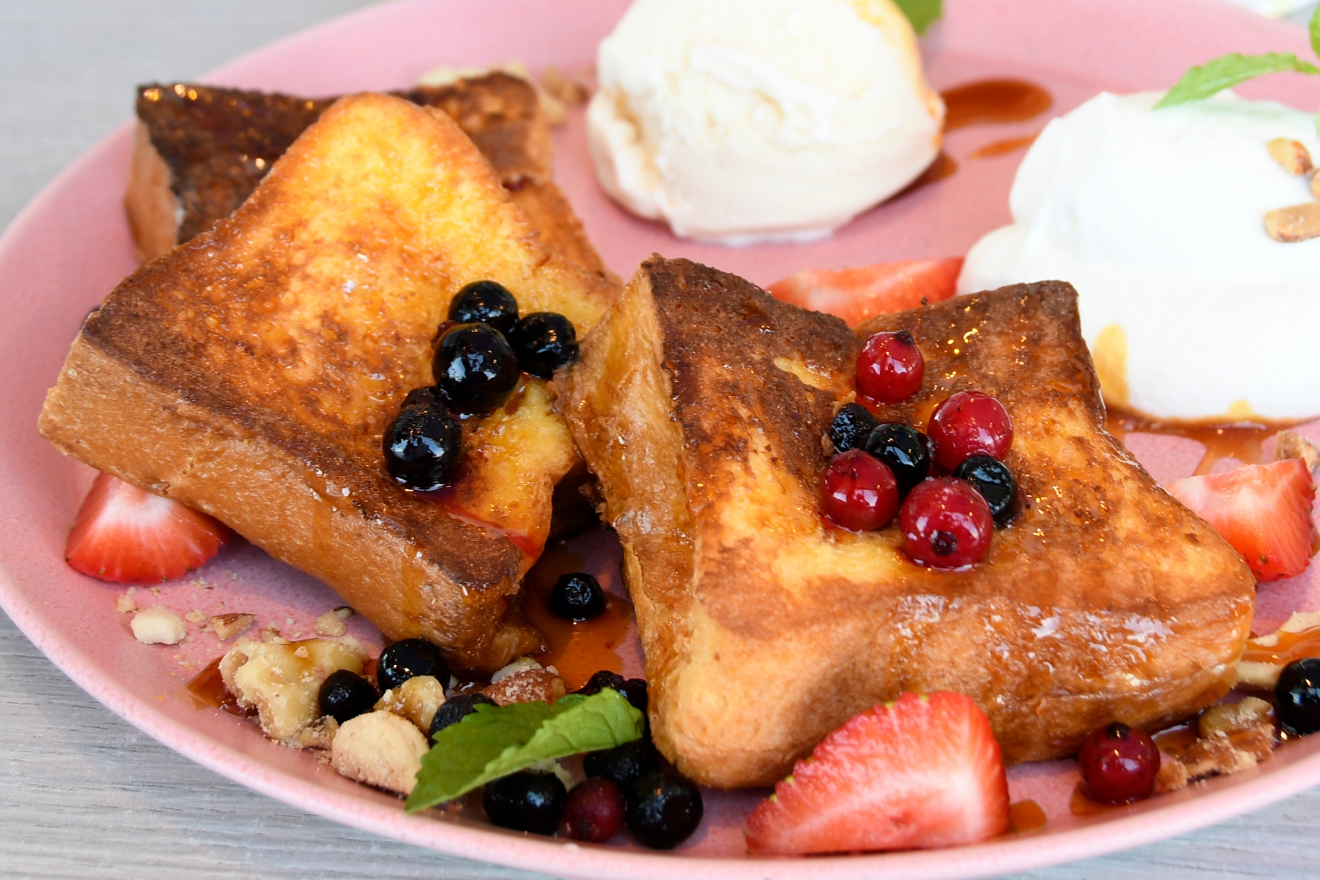フルーツやアイスを添えたフレンチトースト