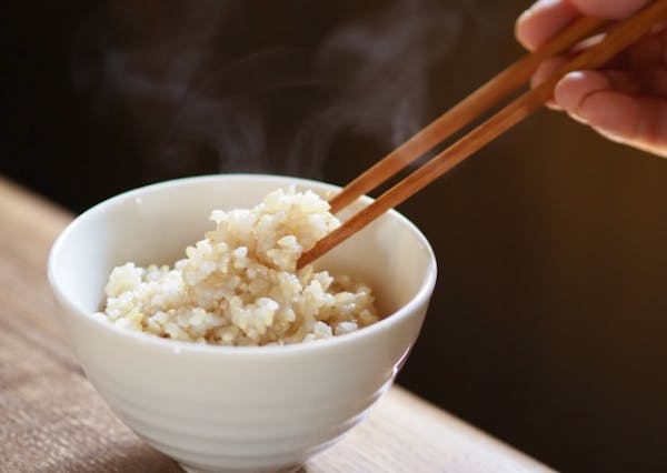 玄米ご飯をお箸ですくったところ