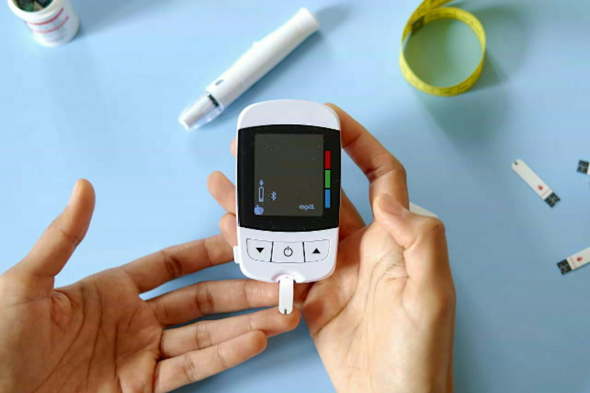 高血糖の症状は？軽度の自覚症状から糖尿病の合併症まで詳しく解説のサムネイル