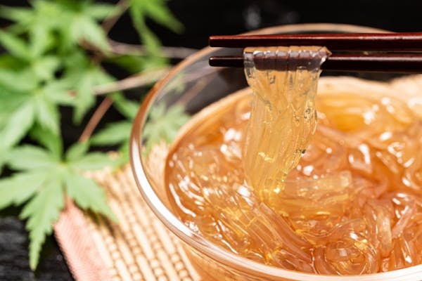 ところてんを箸で持ち上げているところ