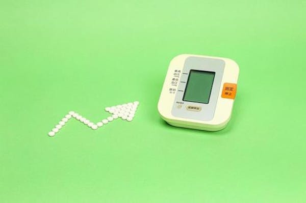 血圧測定器と矢印
