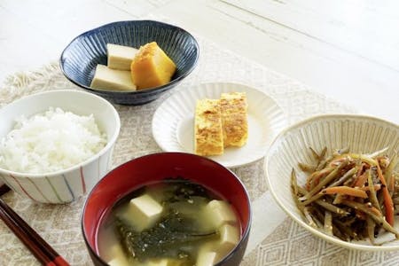 便秘の改善に効果的な食べ物とは？おすすめの食べ物や飲み物を紹介