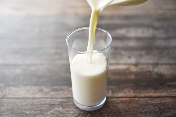 グラスに牛乳を注いでいるところ