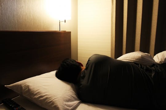 睡眠時無呼吸症候群とは？原因や健康上のリスク、治療法について解説