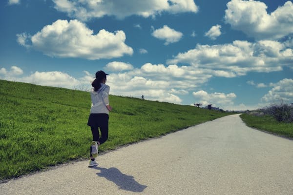 ジョギングをしている女性の後ろ姿