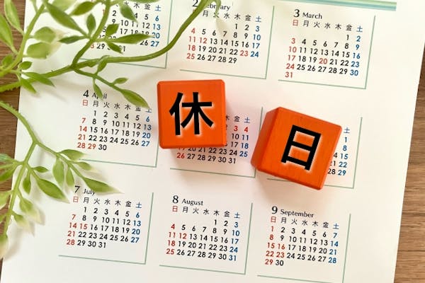 カレンダーと休日の文字