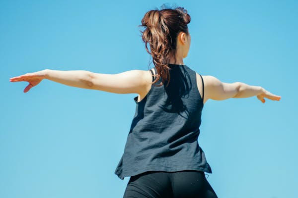 運動する女性の後ろ姿