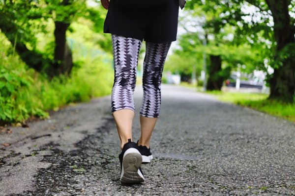 ジョギングしている女性の足