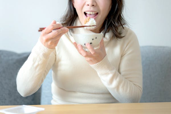 ご飯を食べる女性