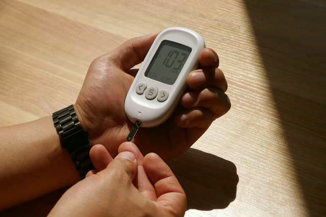 糖尿病の合併症とは？網膜症・腎症・神経障害・動脈硬化について解説のサムネイル