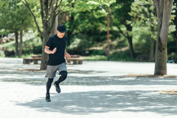 運動する男性