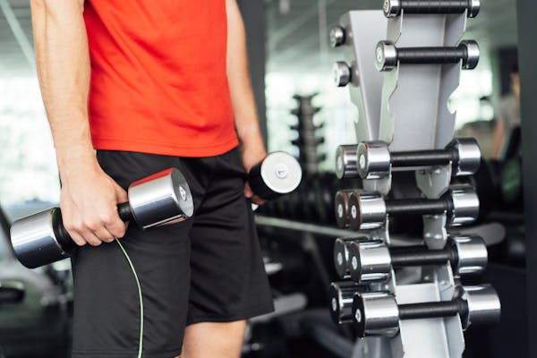 ダンベルで筋トレをする男性
