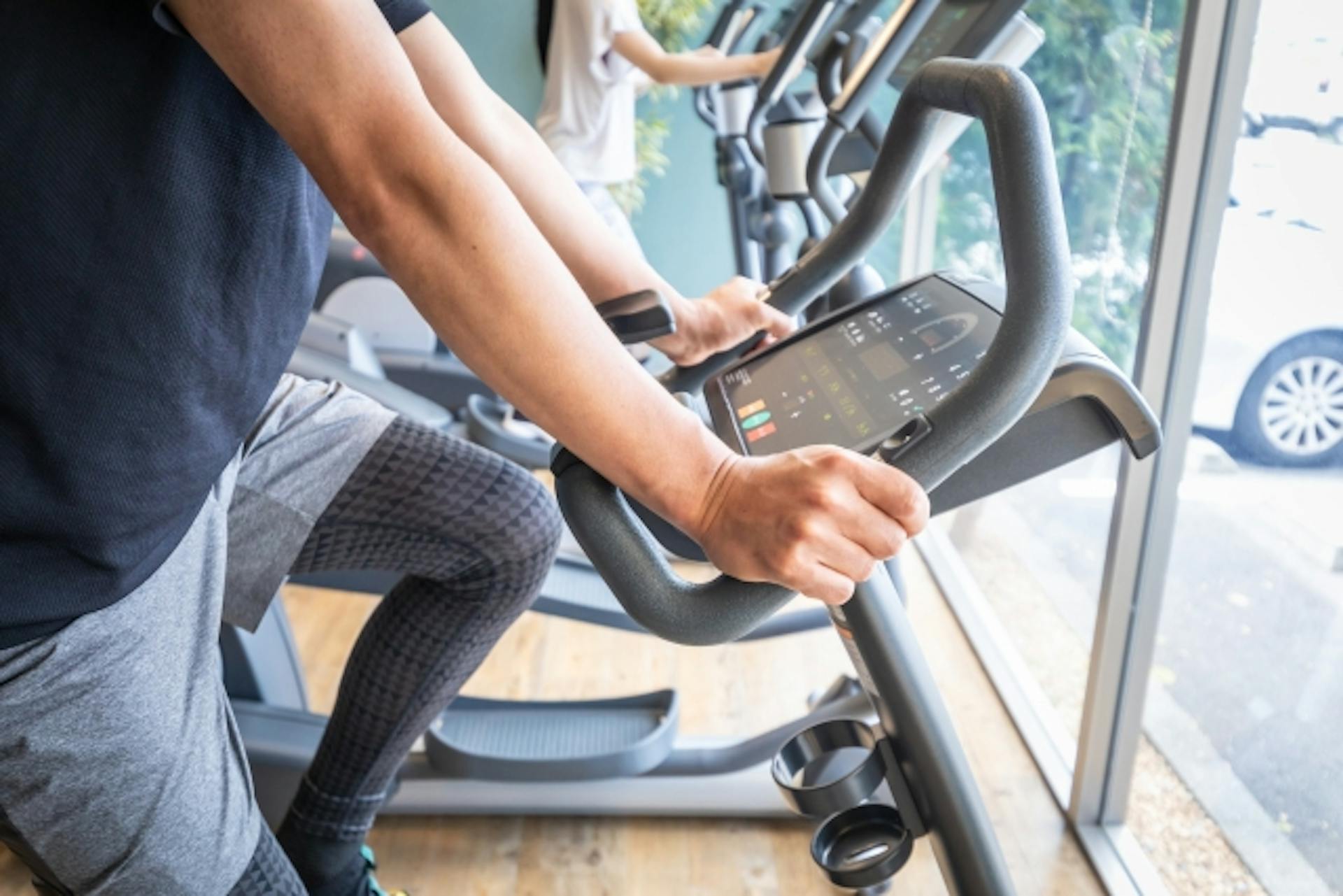 有酸素運動と筋トレの違いは？効果的な頻度や順番、組み合わせるコツのサムネイル