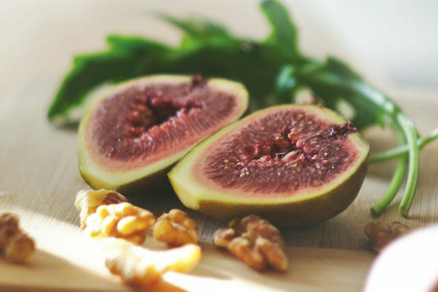 いちじくに含まれる栄養素や食品成分は？皮のむき方や保存方法も解説のサムネイル