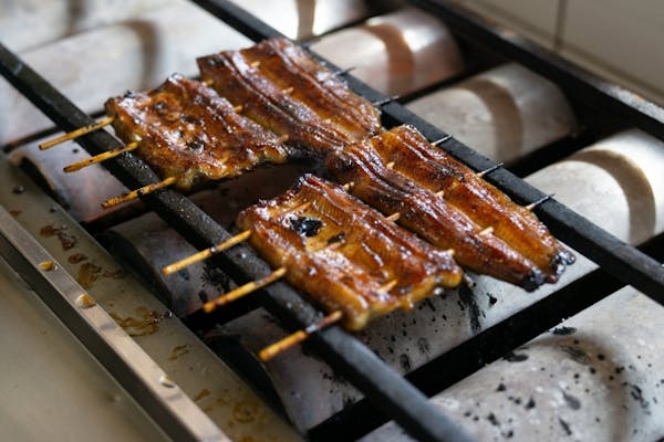うなぎを焼いているところ