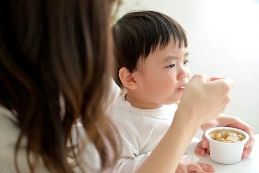 離乳食を食べる子供