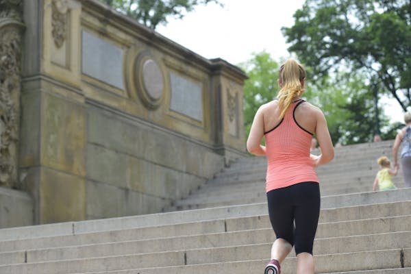 階段で運動する女性の後ろ姿