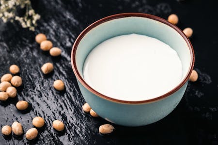 豆乳に含まれる栄養素のはたらきは？カロリーや摂取のポイントも解説