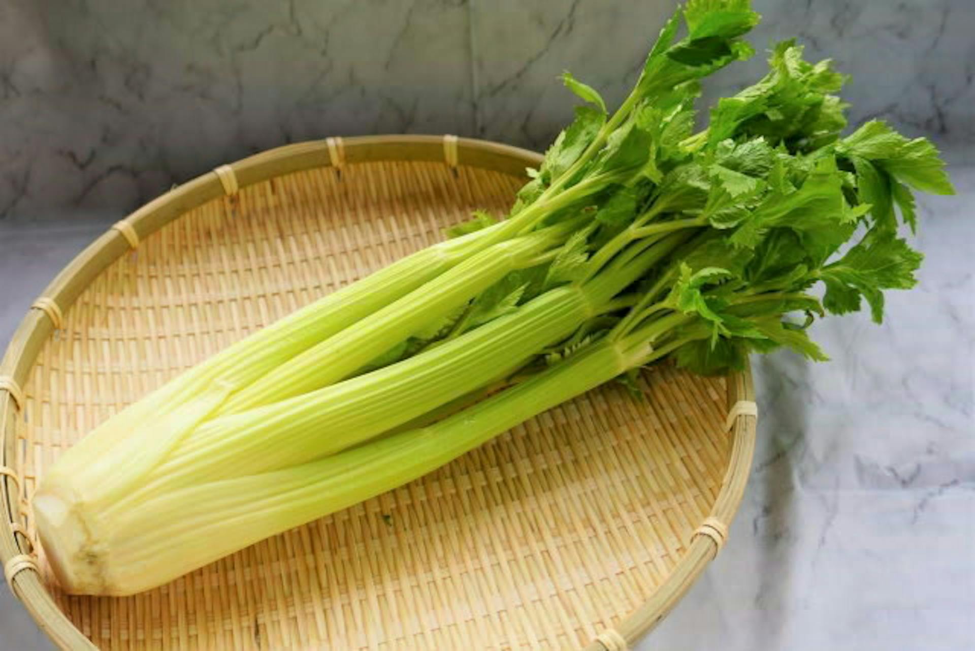 セロリに含まれる栄養素とそのはたらきは？選び方や食べ方も解説のサムネイル