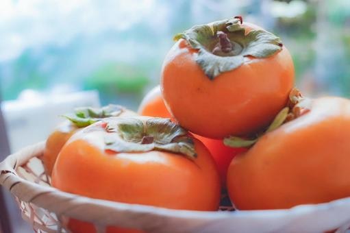 柿に含まれる栄養素とは？カロリーや特徴、選び方や保存法も解説