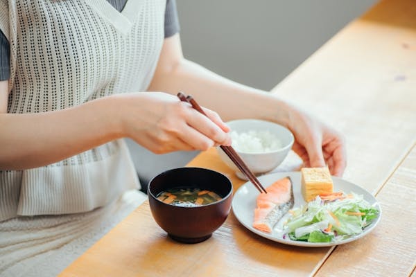 和食を食べる女性