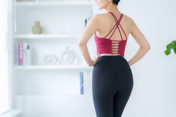 スポーツウェアを着た姿勢の良い女性