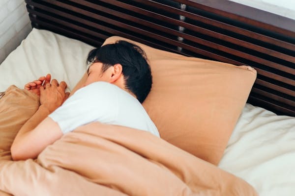 ベッドで横になっている男性