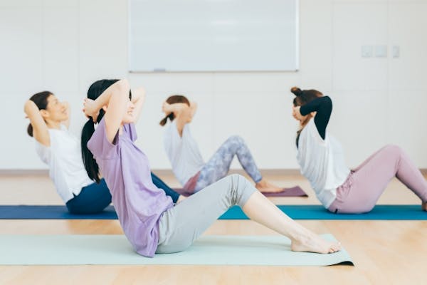 室内で運動をする女性たち