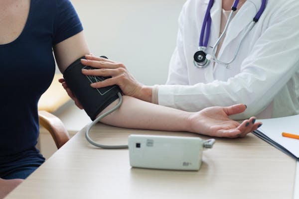 血圧を測定する医師と患者