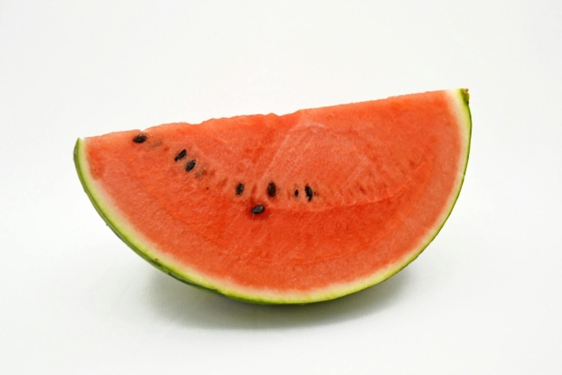 スイカに含まれる栄養素とその効果とは？選び方や保存方法も解説のサムネイル