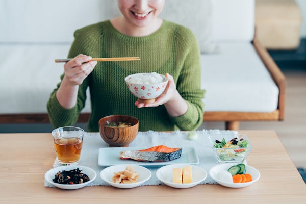 よく噛んで食べる女性