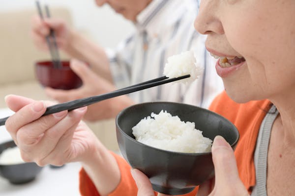 白米を食べる女性