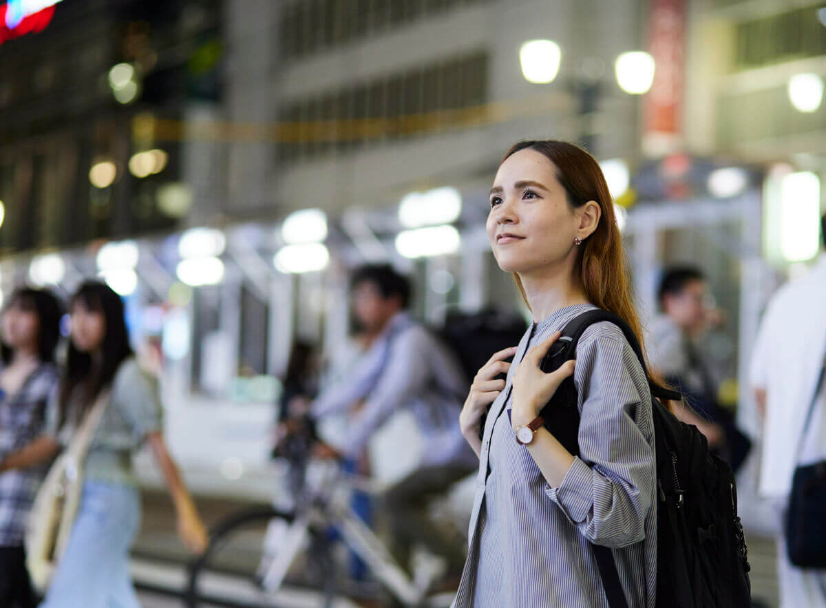 遠くを見つめる女性