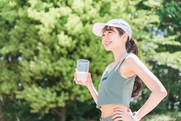 プロテインを飲む女性