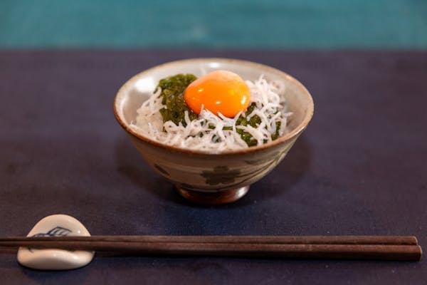 しらすと生たまごをのせたご飯