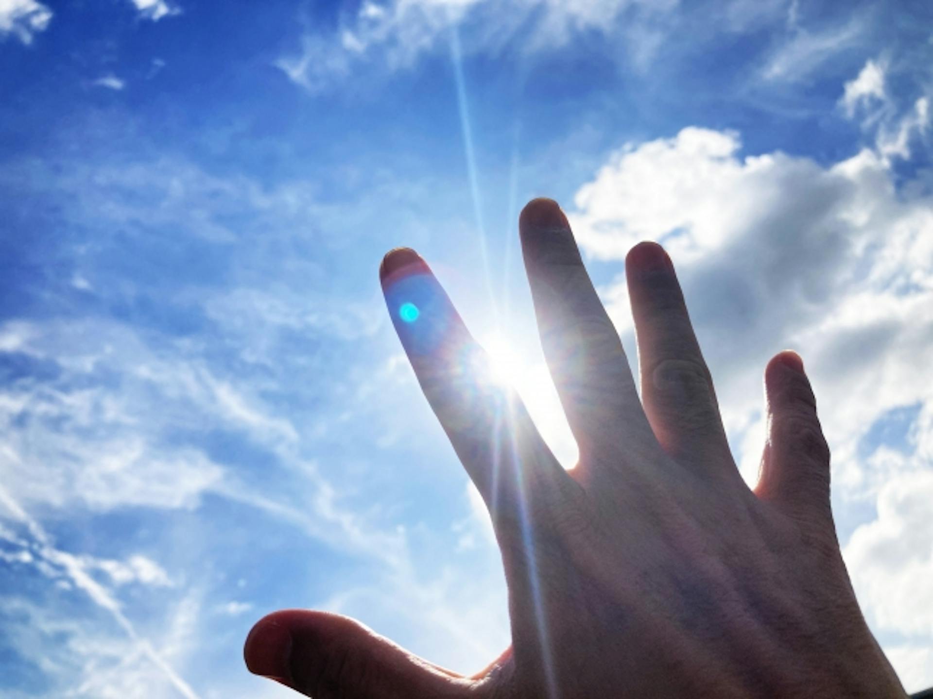 日焼けとは？種類や肌への影響、予防法、日焼け後のケアについて解説のサムネイル